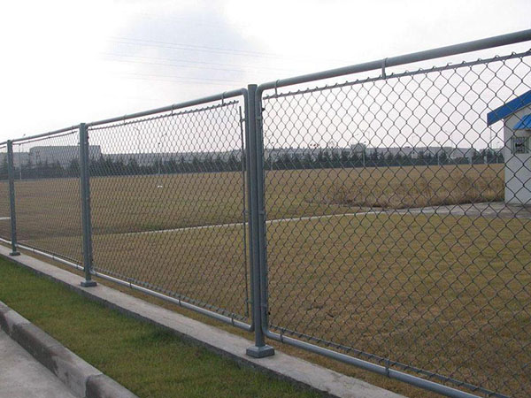 鐵絲網(wǎng)圍墻 鐵絲網(wǎng)圍墻