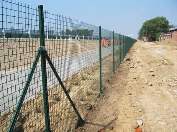 鐵絲網(wǎng)隔離柵圖片4