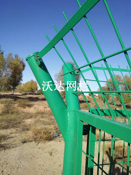 內(nèi)蒙內(nèi)蒙古烏拉特中旗油井護欄網(wǎng)工程圖片3 內(nèi)蒙內(nèi)蒙古烏拉特中旗油井護欄網(wǎng)工程圖片3