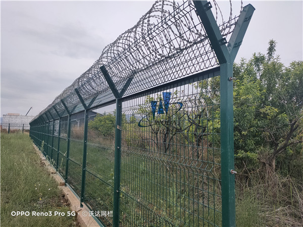 云南機(jī)場(chǎng)鋼筋網(wǎng)圍界護(hù)欄網(wǎng)圖片5