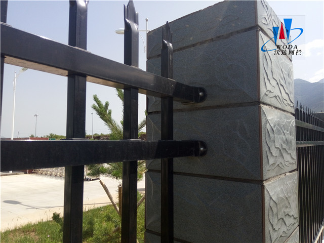 圍墻鐵藝護(hù)欄圖片2 圍墻鐵藝護(hù)欄圖片2