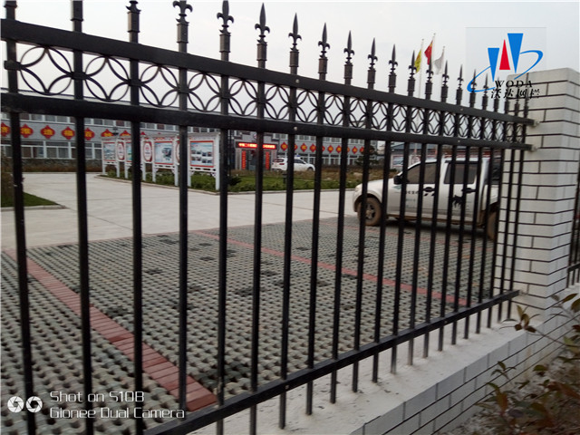 圍墻鐵藝護(hù)欄圖片3 圍墻鐵藝護(hù)欄圖片3