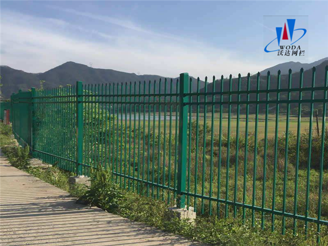 圍墻鐵藝護(hù)欄圖片4 圍墻鐵藝護(hù)欄圖片4