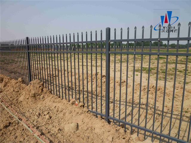 圍墻鐵藝護(hù)欄圖片5 圍墻鐵藝護(hù)欄圖片5