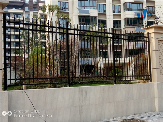 圍墻鐵藝護(hù)欄圖片6 圍墻鐵藝護(hù)欄圖片6