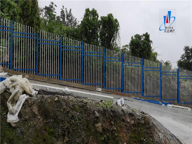 圍墻鐵藝護(hù)欄圖片7 圍墻鐵藝護(hù)欄圖片7