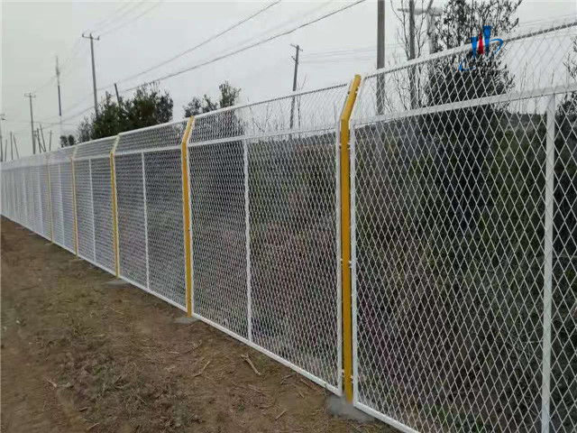 鋼板網(wǎng)護(hù)欄圖片5