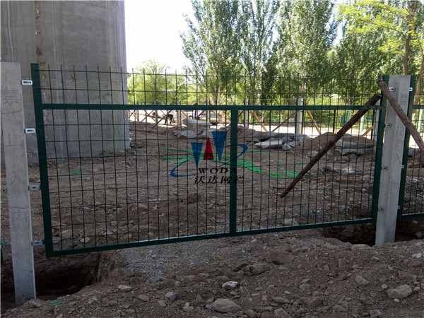 海門鐵路護欄_金屬柵欄網(wǎng)片工程案例圖片2 海門鐵路護欄_金屬柵欄網(wǎng)片工程案例圖片2