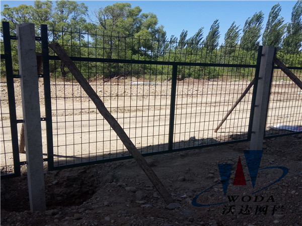 海門鐵路護欄_金屬柵欄網(wǎng)片工程案例圖片4 海門鐵路護欄_金屬柵欄網(wǎng)片工程案例圖片4