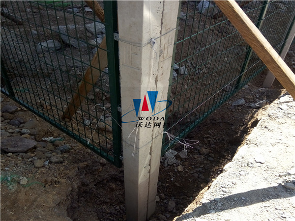 海門鐵路護欄_金屬柵欄網(wǎng)片工程案例圖片5 海門鐵路護欄_金屬柵欄網(wǎng)片工程案例圖片5