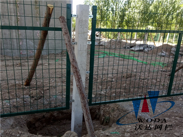 海門鐵路護欄_金屬柵欄網(wǎng)片工程案例圖片6 海門鐵路護欄_金屬柵欄網(wǎng)片工程案例圖片6