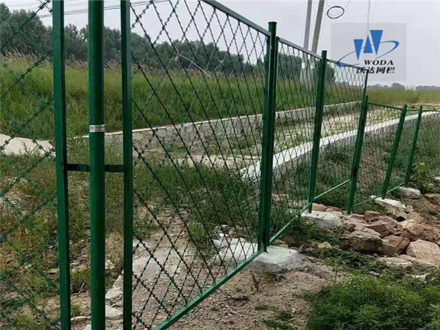 赤峰刀片刺網(wǎng)護欄圖片1