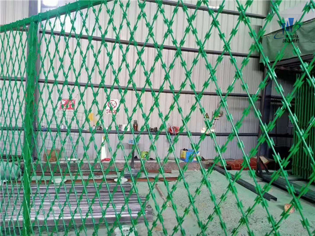 赤峰刀片刺網(wǎng)護欄圖片5